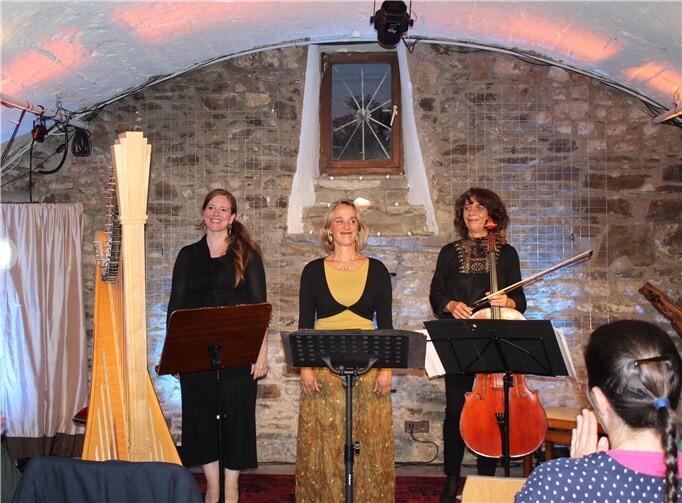 Der Applaus war ihnen sicher: Das Publikum reagierte begeistert auf den Auftritt von Mollie Marcuson Schiffer an der Harfe (v. l.), Sängerin Josephine Pilars de Pilar und Cellistin Ulrike Zavelberg. HG