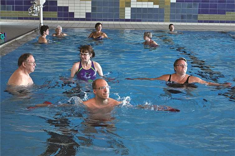 Der Arbeitskreis Aqua-Fitness für Menschen über 50 Jahre war im Hallenbad des Berufsförderungswerks.
