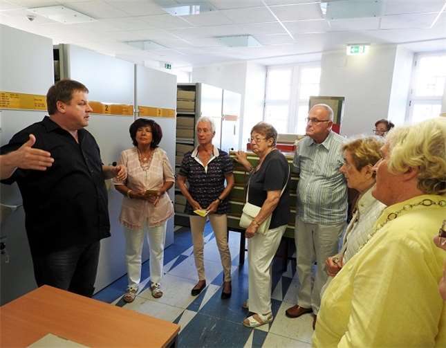 Der Arbeitskreis Bildung und Kultur unter der Sprecherin Monika Artz war zu Gast im Stadtarchiv (Alte Burg) und bekam eine faszinierende Sammlung an Geschichte zu sehen. privat