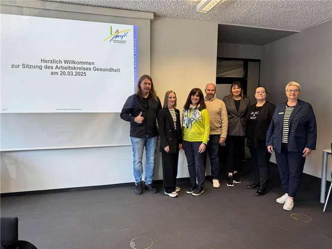 Der Arbeitskreis „Gesundheit“ der Kreisverwaltung (von links): Holger Ritter (AOK Rheinland-Pfalz/Saarland), Christina Auer (BGM-Beauftragte), Lea Bales (Gleichstellungsbeauftragte), Dirk Hartig (Fachkraft f. Arbeitsschutz und Arbeitssicherheit), Eliana Will (BGM-Beauftragte Jobcenter), Birgit Gellert (Personalratsmitglied), Petra Kretzschmann Büroleiterin). Foto: Kreisverwaltung MYK/van Beek