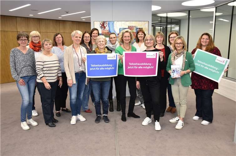Der Arbeitskreis Gleichstellung Bonn/Rhein-Sieg wirbt für die Möglichkeit der Teilzeitausbildung gemeinsam mit den Referentinnen Annemarie Schiemann (TEP; 4.v.li., 1. Reihe) und Mirjam Jung (ModUs; 3.v.li., 1. Reihe). Foto: Rhein-Sieg-Kreis