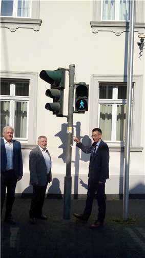 Der ‚Arbeitskreis Heimat + Tourismus Engers‘ hat, mit Unterstützung der Neuwieder CDU-Stadtratsfraktion, den ‚Zuweg‘ zum Rheinsteig durch Innenstadt und Engers in Betrieb genommen. Fraktionsvorsitzender Martin Hahn, sowie Josef Kretzer und Anton Krüger vom Arbeitskreis verweisen auf die gelben Hinweisschilder. Foto: privat