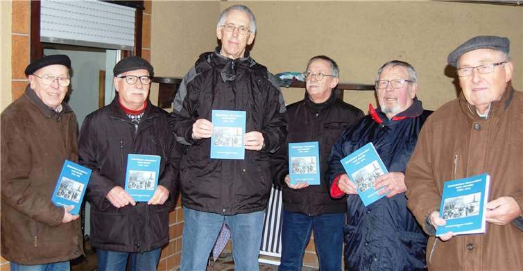 Der „Arbeitskreis Kottenheimer Geschichte“ – (v.l.:) Günther Kugel, Horst Schlich, Hartmut Nagel, Peter Koll, Karl Gautsche und Toni Schüller – präsentierte seine neue Veröffentlichung an einem Anwesen in der Hochstraße 20 in Kottenheim (damals Hausnummer 20), von wo nach dem Ersten Weltkrieg drei Töchter der Eheleute Cornelius Hürter und Theresia Lung in die USA auswanderten. Fotos: SK