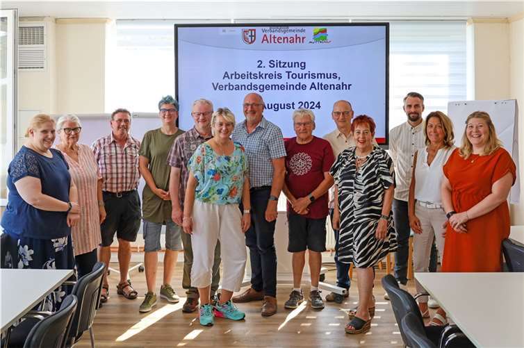 Der Arbeitskreis Tourismus der Verbandsgemeinde Altenahr unter Leitung vom Ersten Beigeordneten Jürgen Schwarzmann (Mitte) traf sich zu seiner zweiten Sitzung, um sich über die Ergebnisse der ersten beiden Innovationswerkstätten Wegemanagement und Touristisches Service Center auszutauschen.  Foto: : Thorsten Trütgen /VG Altenahr