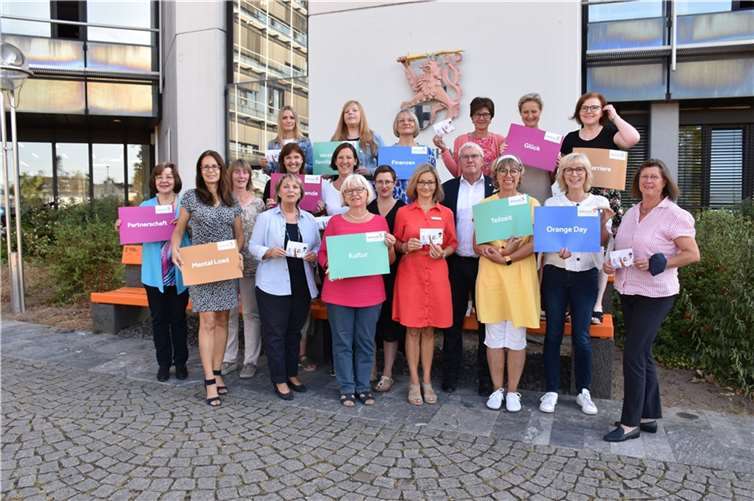 Der Arbeitskreis der Gleichstellungsbeauftragten im Rhein-Sieg-Kreis und Bonn, die Themen der neuen online-Seite www.rhein-sieg-kreis.de/betrifft-frauen bewerben, mit Landrat Sebastian Schuster (1.R.4.v.r.) und Katja Milde, Gleichstellungsbeauftragte des Rhein-Sieg-Kreises (1.R.5.v.r.).  Foto: Rhein-Sieg-Kreis