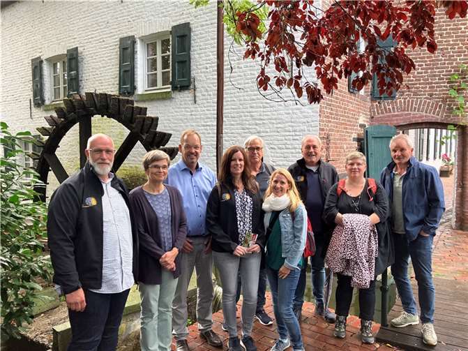 Der Arbeitskreis des Mühlsteinreviers RheinEifel zusammen mit Familie Schmitz, den heutigen Mühlenbesitzern, vor dem Wasserrad der Schrofmühle. (v.r.) .Robert Dewald, Silvia Mintgen, Frank Neideck, Svenja Schulze-Entrup, Hans Schüller, Alina Wilbert-Rosenbaum, Familie Schmitz von der Schrofmühle und Uwe Hoffmann. Fotos: privat