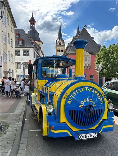 Der Arbeitskreis hat kürzlich mit Bewohnerinnen und Bewohnern der Seniorenresidenz Eltzerhof eine Rundfahrt mit dem Altstadt-Express unternommen.  Quelle: SI Club Koblenz