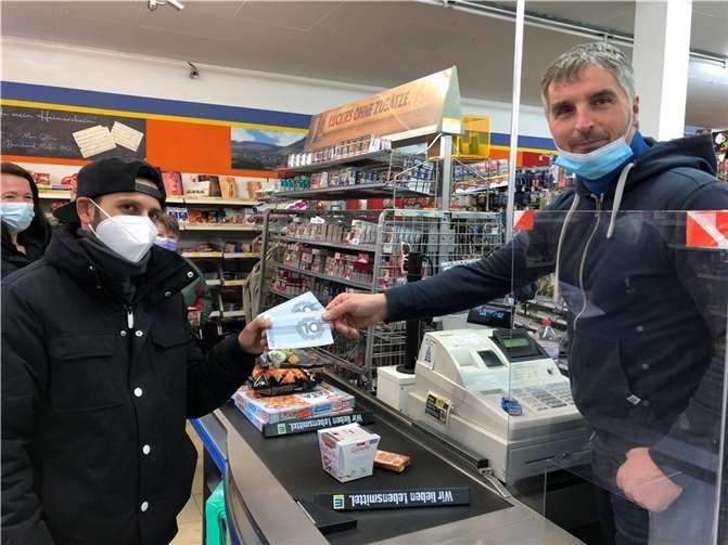 Kamelle und Spenden für die Menschen in Heimersheim Der Arbeitskreis verteilte Einkaufsgutscheine an die Menschen in Heimersheim. Fotos: privat