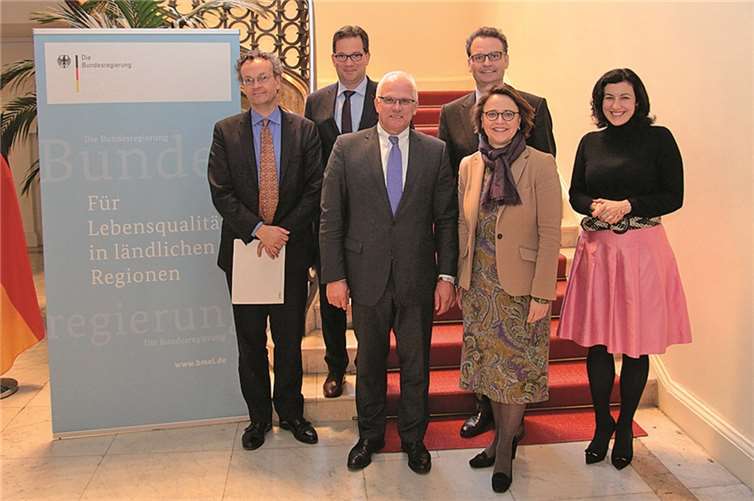 Der Arbeitsstab „Ländliche Entwicklung“ hat den Startschuss für eine verstärkte Zusammenarbeit innerhalb der Bundesregierung gegeben (von links): Dr. Jeromin Zettelmeyer (in Vertretung von Iris Gleike), Florian Pronold, Peter Bleser, Dr. Günter Krings, Annette Widmann-Mauz und Dorothee Bär.BMEL