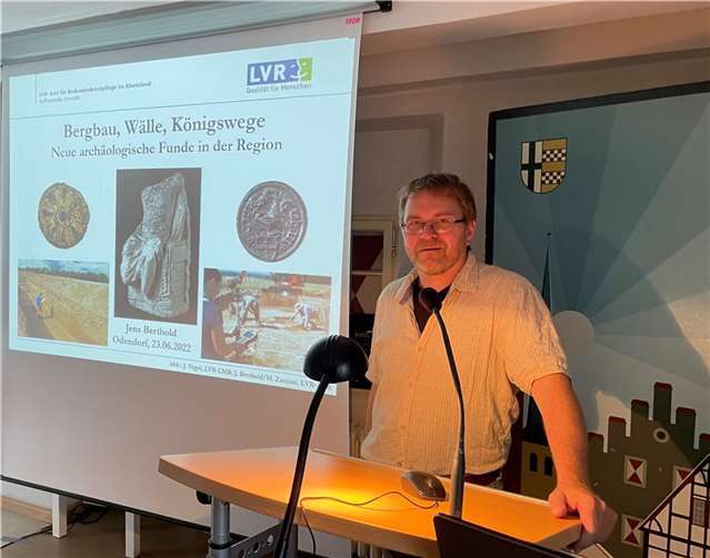 Der Archäologe Dr. Jens Berthold, Leiter der Außenstelle Overath des LVR-Amtes für Bodendenkmalpflege, stellte im Odendorfer Zehnthaus neue Grabungsergebnisse aus dem Rhein-Sieg-Kreis vor. Foto: privat