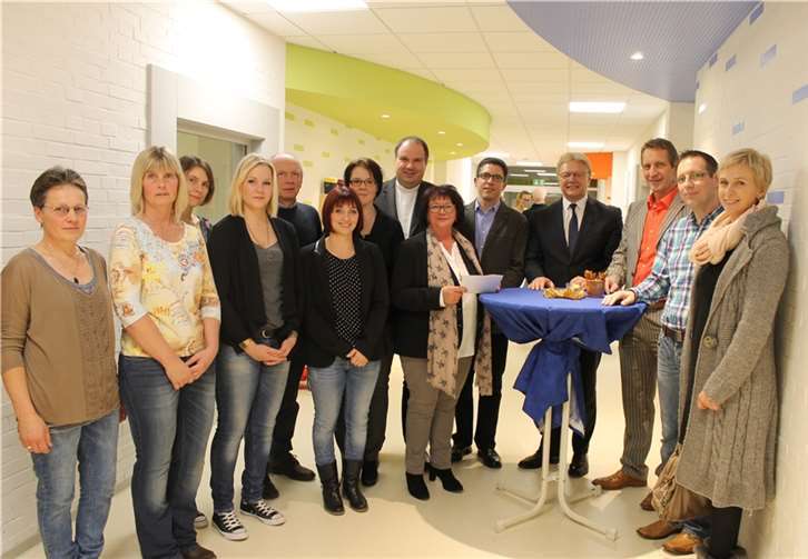 Der Architekt Rainer Dumont (5.v li.) übergab die neue Kita an Ortsbürgermeisterin Rita Hirsch (Mitte) und Kindergartenleiterin Kerstin Schaden (7.v li.). -LP-
