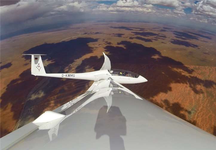 Der Arcus M, ein doppelsitziges Segelflugzeug mit 20m Spannweite, stellt aktuell das leistungsfähigste Flugzeug dieser Klasse dar. Die „4Y“ ist hier über der Wüste Südafrikas zu sehen.