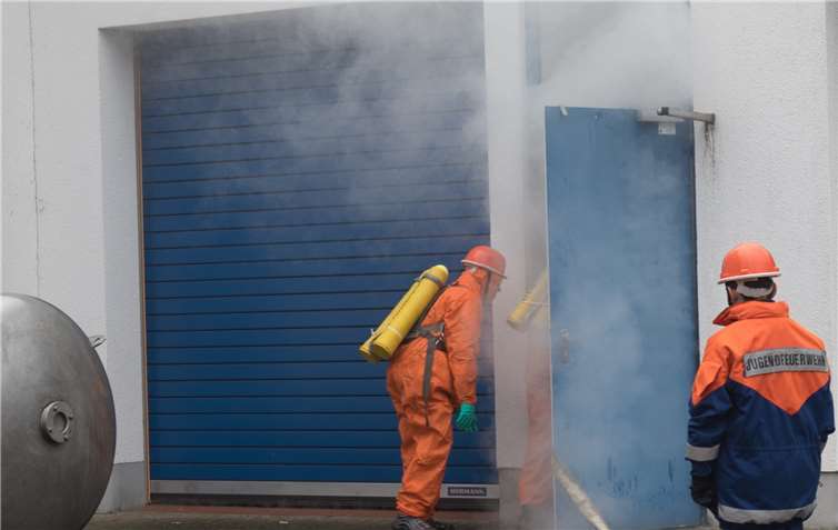 Der Atemschutztrupp dringt zum Brandherd vor.