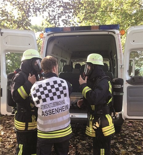 Der Atemschutztrupp rüstet sich aus und meldet sich bei der Atemschutzüberwachung. privat