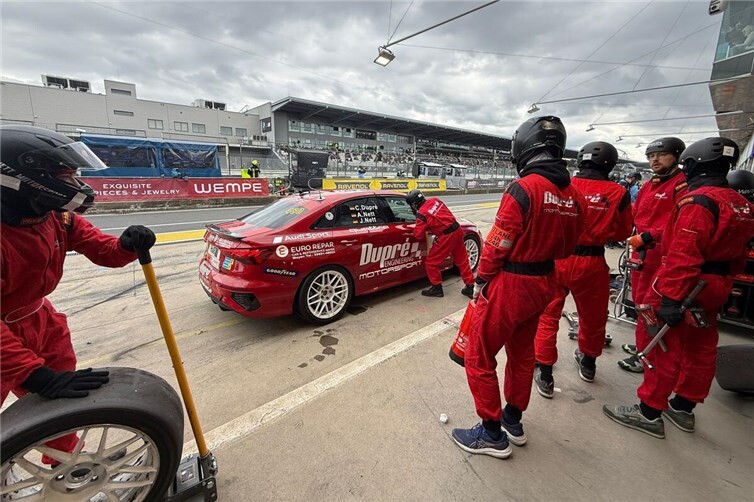 Der Audi S3 von Dupré-Motorsport beim Boxenstop.