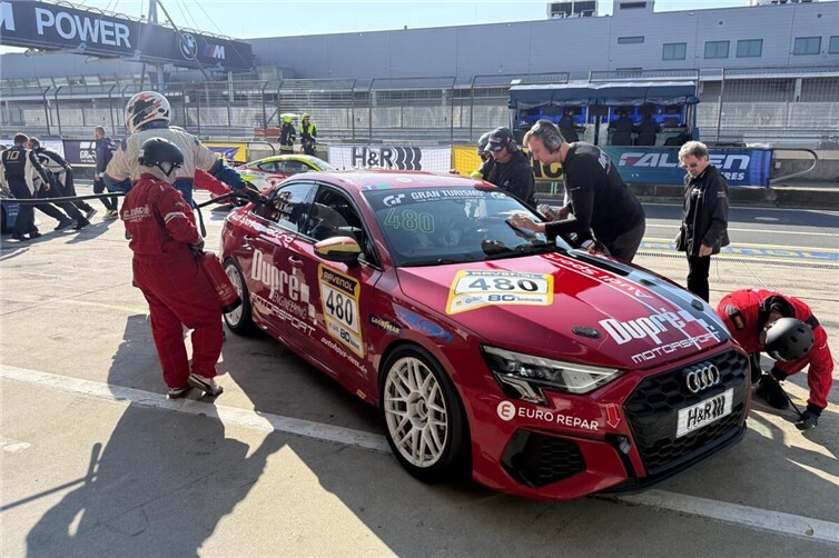 Der Audi S3 von Dupré Motorsport beim Boxenstop.
