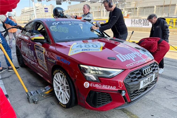 Der Audi S3 von Dupré Motorsport beim Boxenstop.