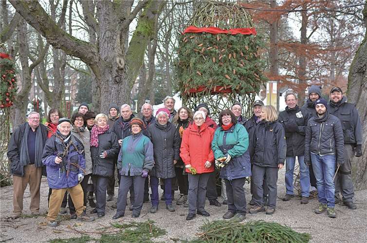 Der Aufbau der Uferlichter mit den vielen ehrenamtlichen Helfern, die auch dieses Jahr wieder über mehrere Tage den Aufbau unterstützt haben. privat