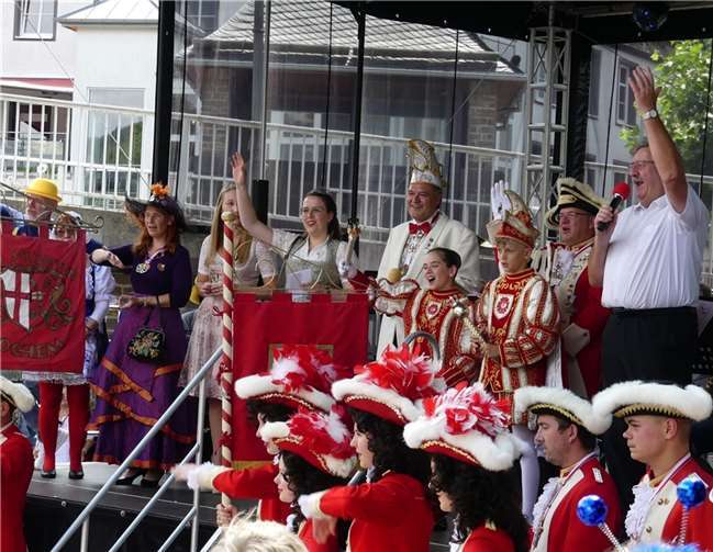 Der Aufmarsch des neuen Cochemer Kinderprinzenpaares wurde von Weinmajestäten und Stadtsoldaten begleitet.