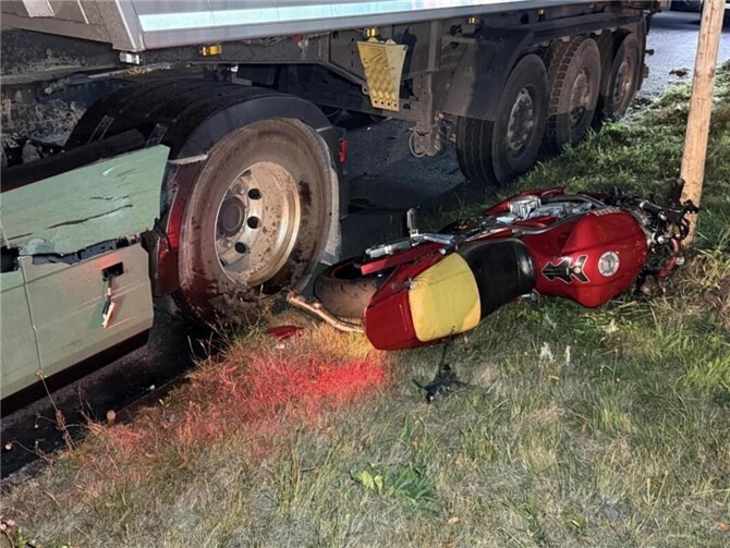 Der Aufprall war so heftig, dass der Motorradfahrer mehrere Meter durch die Luft geschleudert wurde, bevor er schwer verletzt auf der Straße landete. 