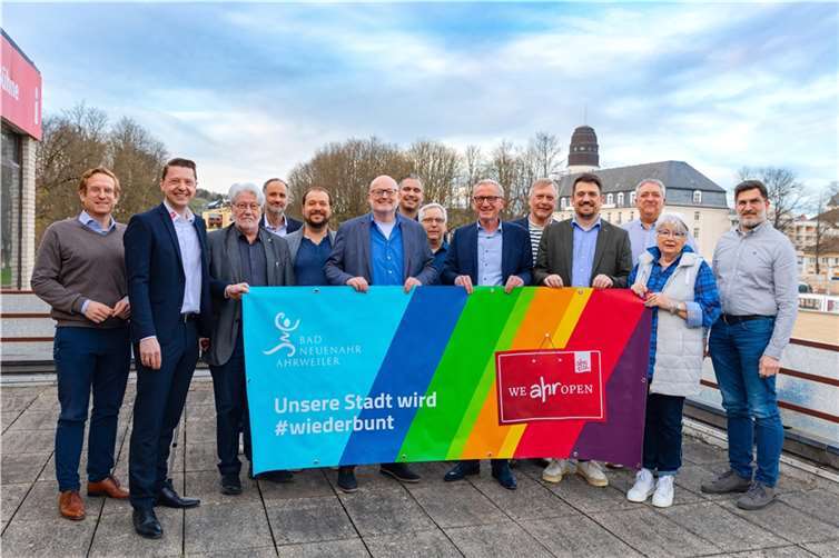 Der Aufsichtsrat begrüßte den neuen Geschäftsführer: (v.l.) Peter Ropertz, Christian Senk, Dr. Christoph Smolenski, Christian Lindner, Christoph Scheuer, Andreas Lambeck, Vivien Greber, Klaus Beu, Bürgermeister Guido Orthen, Rolf Deißler, Jan Ritter, Thomas Nelles, Wilma Schneider und Thorsten Hermann.  Foto: Max Harrus