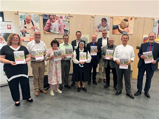 Der Aufsichtsrat um den Vorsitzenden Bezirksdekan Armin Sturm (5. von links) und der Caritas-Vorstand mit Caritasdirektorin Stefanie Krones (links) und Caritasdirektor Frank Keßler-Weiß (rechts) gaben im Rahmen der Mitgliederversammlung in der Montabaurer Stadthalle Einblicke in die Arbeit des Caritasverbandes Westerwald-Rhein-Lahn. Dabei präsentierten sie gleichzeitig das druckfrische gleichnamige Jahresheft „EINBLICKE“.  Foto: privat