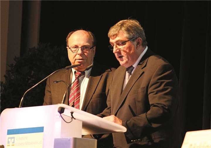 Der Aufsichtsratsvorsitzende Horst Böckling (r.) verabschiedete Peter Hoss nach fast 20-jähriger Tätigkeit im Aufsichtsrat.