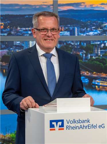 Der Aufsichtsratsvorsitzende Rudolf Mies schied nach 36 Jahren durch Erreichen der satzungsmäßigen Altersgrenze aus dem Aufsichtsrat der Volksbank RheinAhrEifel eG aus.