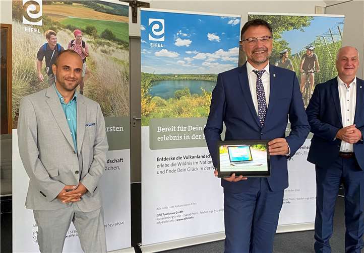 Der Aufsichtsratsvorsitzende der Eifel Tourismus (ET) GmbH, Landrat Heinz-Peter Thiel (Mitte), der Geschäftsführer der ET GmbH, Klaus Schäfer (rechts) und der Erfinder der MeldeApp, Benjamin Bellardita (links) stellten die neue MeldeApp Eifel in einem digitalen Pressegespräch vor. Die Eifel Tourismus GmbH stellt die MeldeApp Eifel allen Gastronomen, Veranstaltern und Vereinen in der Eifel kostenlos zur Nutzung zur Verfügung.Foto: Eifel Tourismus GmbH
