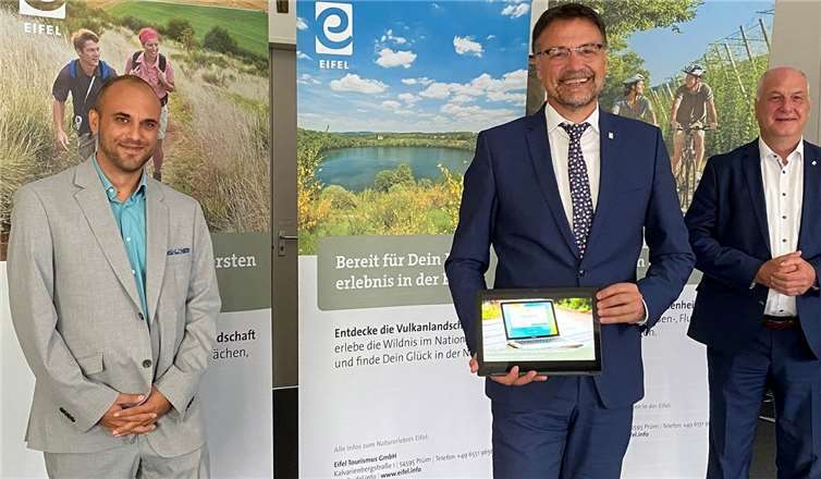 Der Aufsichtsratsvorsitzende der Eifel Tourismus GmbH, Landrat des Landkreises Vulkaneifel Heinz-Peter Thiel (Mitte), der Geschäftsführer der ET GmbH, Klaus Schäfer (re.) und der Erfinder der MeldeApp, Benjamin Bellardita (li.) stellten die neue MeldeApp Eifel vor.. Foto: Eifel Tourismus GmbH