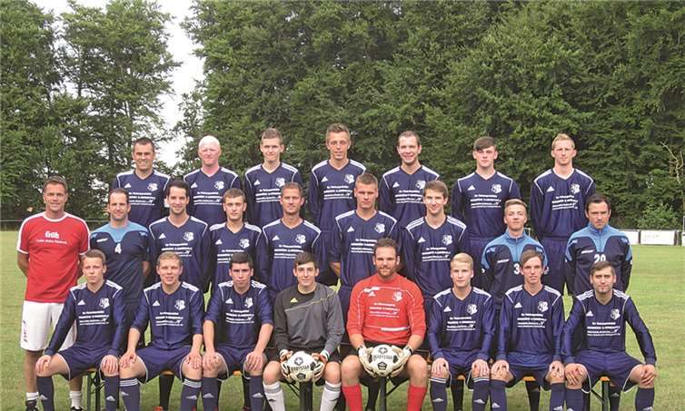 Der Aufsteiger SV Binningen 2013/2014 mit (hinten, v.l.) Florian Hartmann, Michael Schmitt, Matthias Johann, Mirco Mono, Dominik Meiner, Lukas Etzkorn, David Hübel und (Mitte, v.l.) Trainer Jörg Bach, Betreuer Dennis Kohlhaas, Faban Röhrig, Gianluca Bach, Marcel Kaster, Yannick Bach, Maximilian Knieper, Jonas Dötsch, Matthias Oster sowie (vorne, v.l.) Carsten Kasper, Marvin Mono, Thomas Schmitt, Lars Weber, Mike Lauxen, Markus Thönnes, Benny Mono, Marvin Schümmer. LS