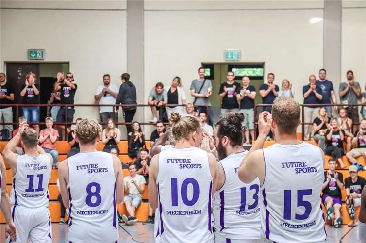 Der Aufstieg wurde gebührend mit den Fans gefeiert.