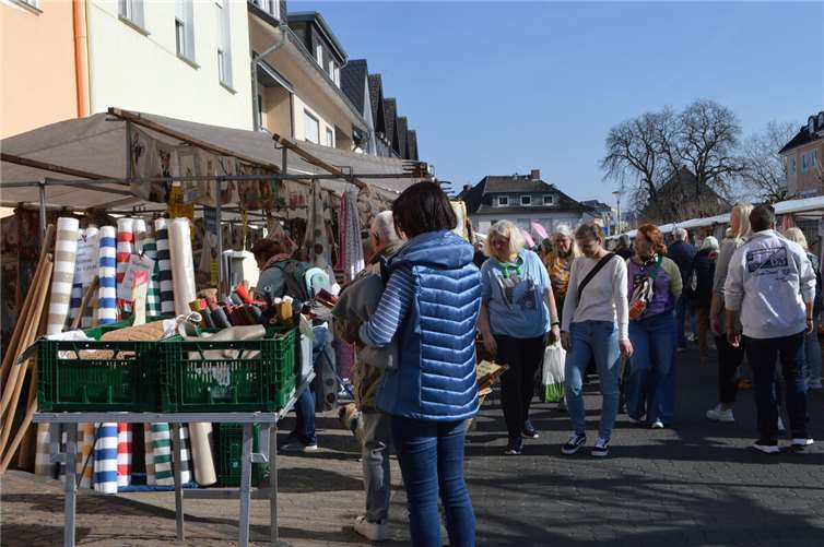 Der Auftakt in die Open-Air-Saison war mit verkaufsoffenem Sonntag und dem Stoff- und Tuchmarkt rundum gelungen.  Fotos: AB