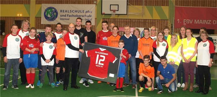 Der Auftakt zur Partnerschaft war gelungen und als Gastgeschenk gab es für die Schule ein „05er Klassenzimmer-Trikot“.