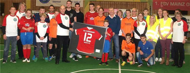 Der Auftakt zur Partnerschaft war gelungen und als Gastgeschenk gab es für die Schule ein „05er Klassenzimmer-Trikot“.