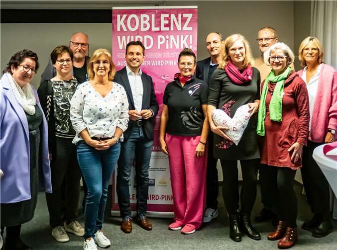 Der Auftaktabend zeigte eindrucksvoll, wie wichtig die Vernetzung und das Zusammenwirken aller Beteiligten sind. Viele Vertreterinnen und Vertreter der Gemeinschaftsinitiative nutzten den Abend, um sich über zukünftige Projekte auszutauschen und die Bedeutung gemeinsamer Anstrengungen im Kampf gegen Brustkrebs hervorzuheben. Foto: Bettina Manuela Hambuch