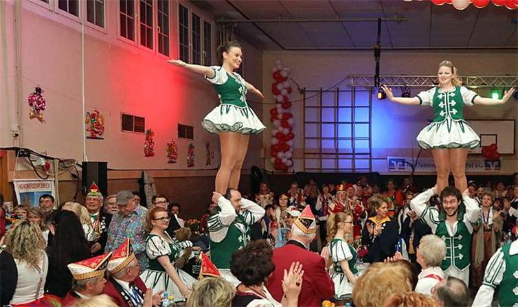 Der Auftritt der Grün-Weißen Funken „Zippchen“ begeisterte das närrische Publikum.JOST