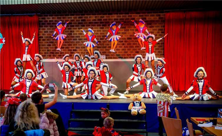 Der Auftritt der Jugendgarde des KC Rot-Blau Niederbreitbach gehörte zu den Highlichts des karnevalistischen Frühschoppens. Hamacher