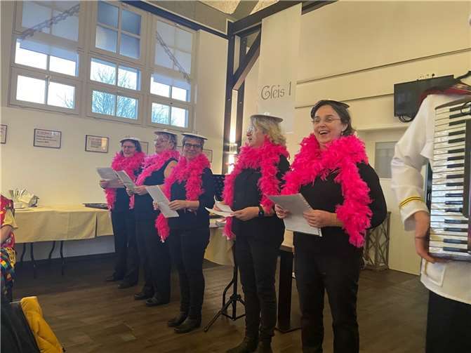 Der Auftritt der „Jungen Frauen“ steigerte die Stimmung im Saal. Fotos: TG Polch