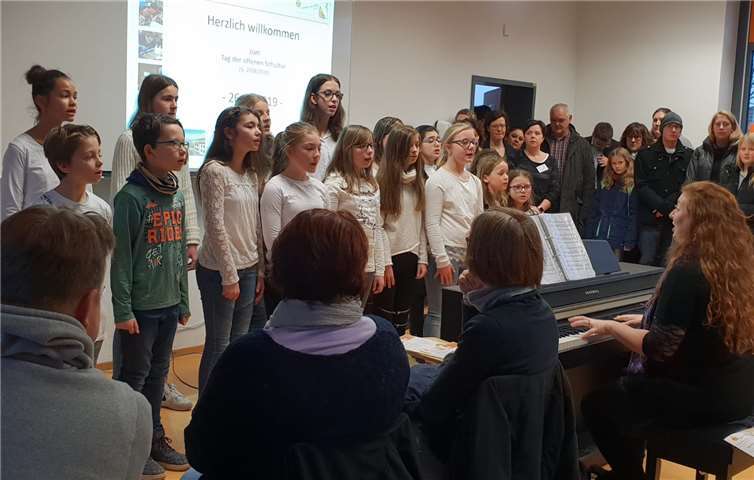 Der Auftritt der Schulchor-AG begeistert das Publikum. Fotos: privat