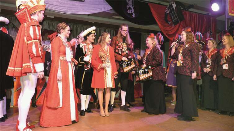 Der Auftritt der närrischen Regenten war ganz auf die Weiberfastnacht zugeschnitten.