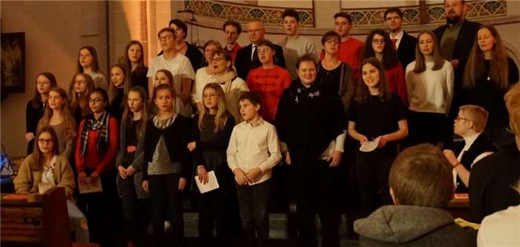 Der Auftritt des Lehrer-Schüler-Chors bildete den stimmungsvollen Abschluss des Konzerts.Fotos: privat
