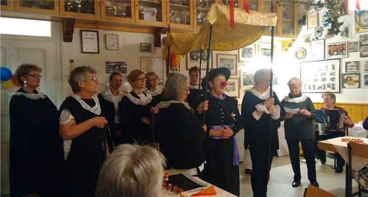 Der Auftritt eines "Weihbischofs" sorgte für grandiose Stimmung in der Alten Schule.