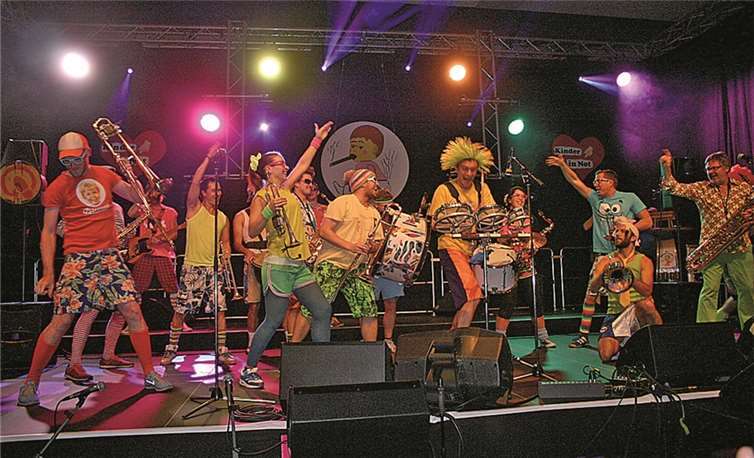 Der Auftritt von „QUERBEAT“ stand in Sachen Ausgefallenheit der bunten Bekleidung der Truppe in nichts nach.