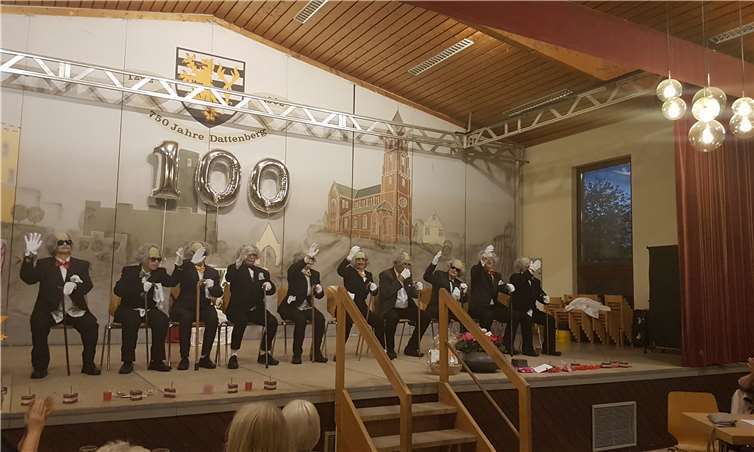 Der Auftritt von zehn gebrechlichen 100-jährigen Männern, die sich zum Schluss als äußerst fit entpuppten, strapazierte das Zwerchfell.privat