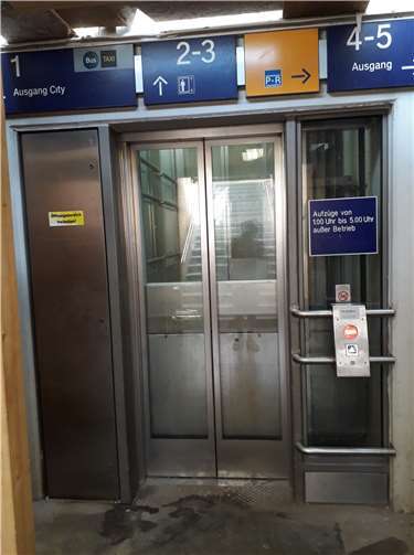 Der Aufzug zu Gleis eins ist bereits seit Monaten komplett außer Betrieb, und auch der Aufzug zu den Gleisen zwei und drei fiel sehr lange aus.