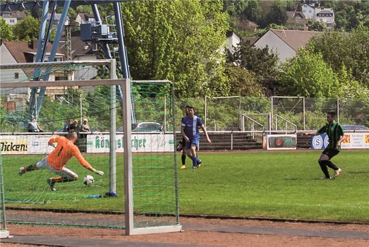 Der Augenblick der Entscheidung im Bendorfer Rheinstadion: Dennis Klimowski trifft per Elfmeter zum 3:1-Endstand. Stefan Frederico