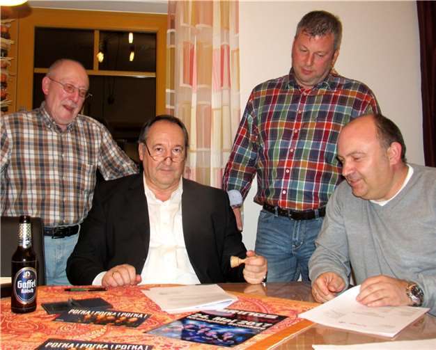 Der Augenblick der Vertragsunterzeichnung: Die Kölsch-Band „Brings“ spielt im kommenden Jahr in Stromberg.PS