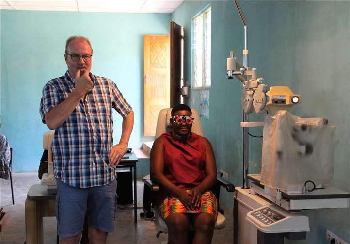 Der Augenprüfraum wurde in Rodgau bei Offenbach ab- und in Kpalimé wieder aufgebaut worden.