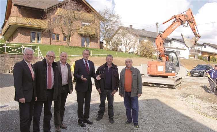 Der Ausbau der K 123 in Niederhofen ist bald fertiggestellt - davon machten sich die lokalen Politiker selbst ein Bild.privat